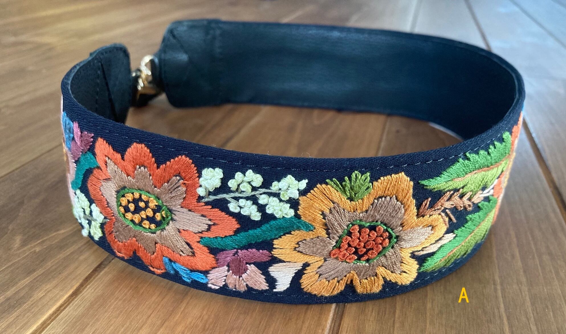【20％オフ！　手刺繍ベルト１（お花のモチーフ）】