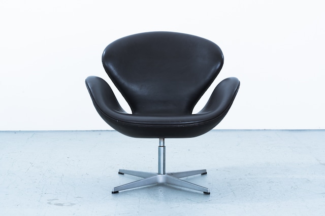 Arne Jacobsen | Swan Chair Model 3320
