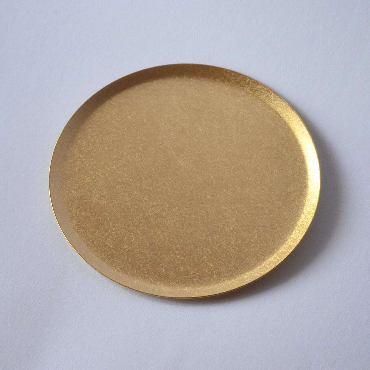 シンプルデザイン真鍮トレイ》真鍮のラウンドトレイ（φ120mm）つや