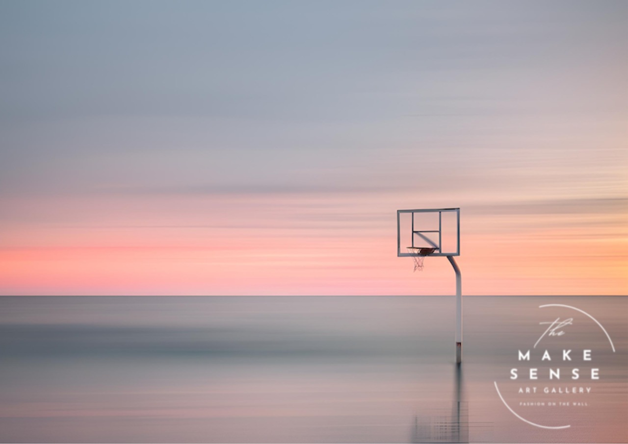 basketball goal in the sea｜静かな海に佇むバスケットゴールの幻想アート｜モダン空間を彩る非現実的コラージュポスターA4ポスター