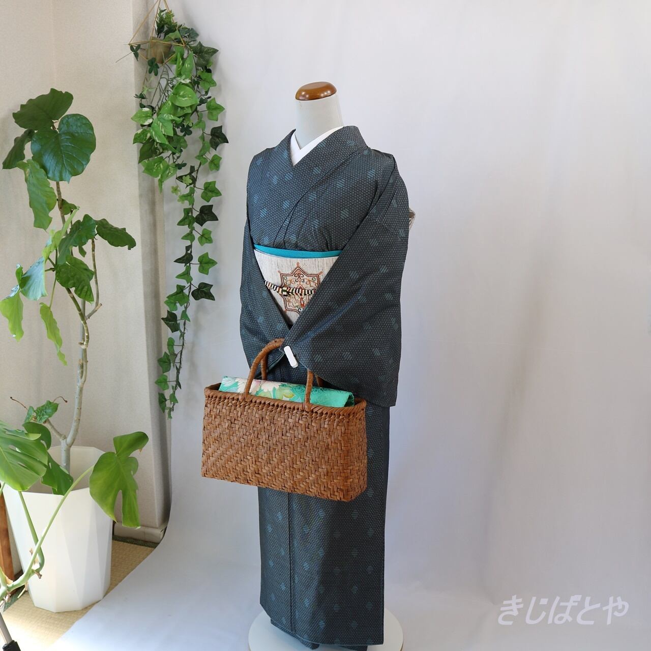 味のある紬▫正絹▫和色、桑染の地色に琉球風の模様▫肩.身丈159cm｜着物