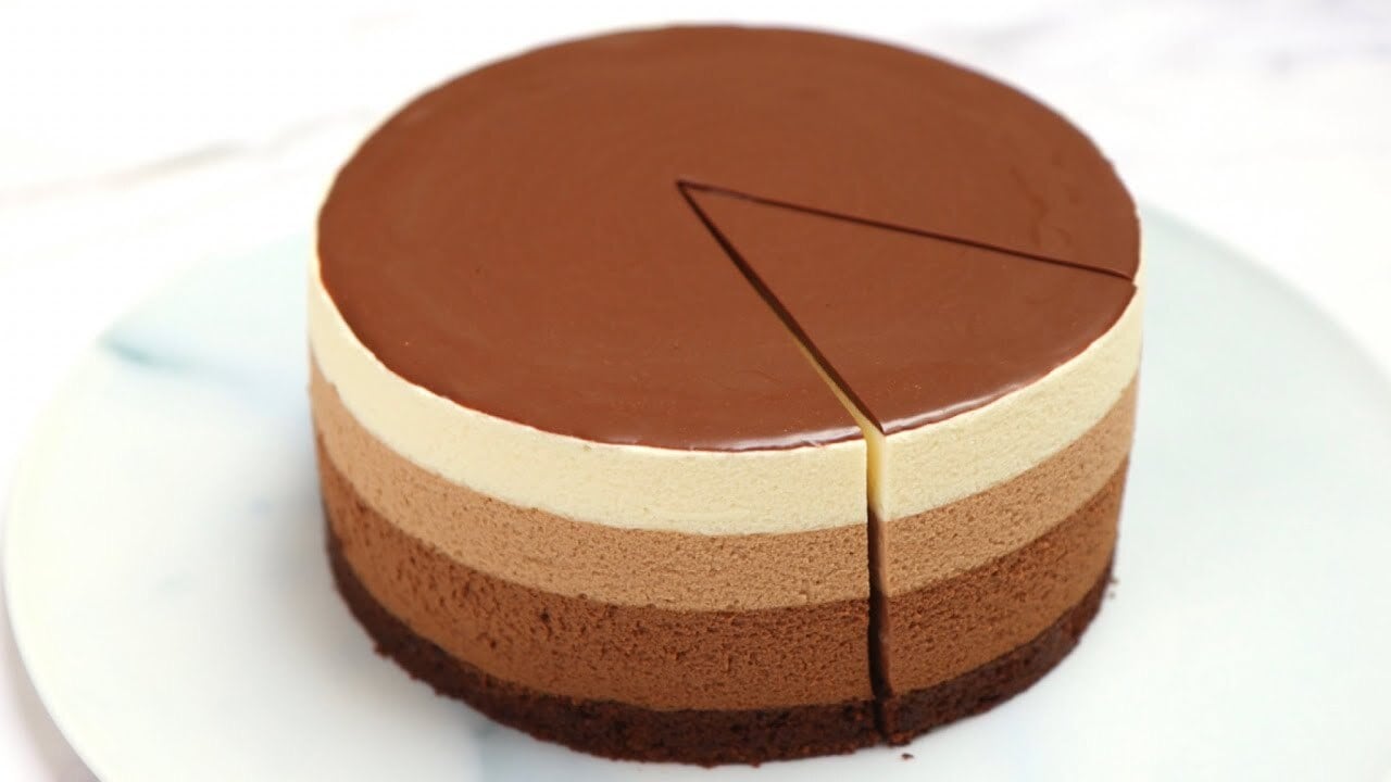 3種類のチョコレートムースケーキ5号【15cm】ソフトで口溶けの 3種類のチョコレートムースケーキ5号【15cm】ソフトで口溶けの