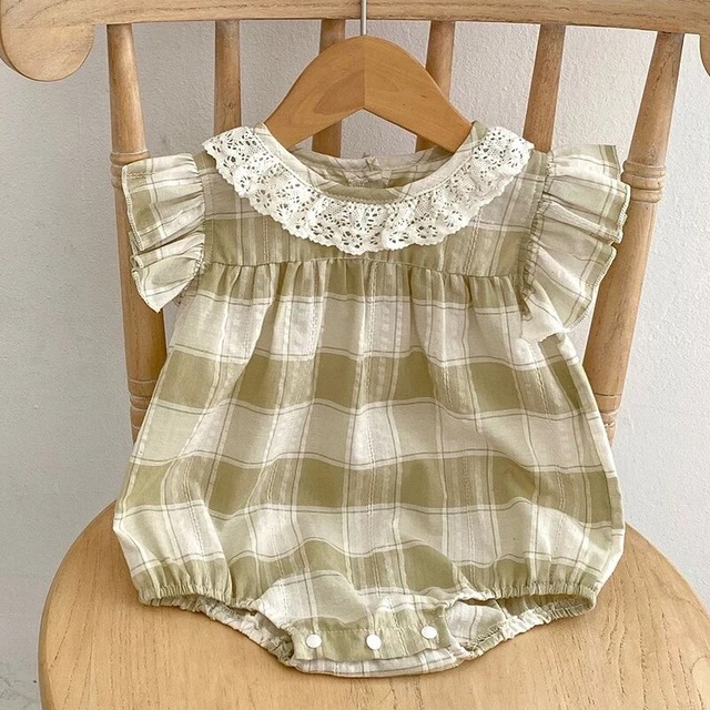 【取寄】さりげないレースとフリルが上品なチェックロンパース