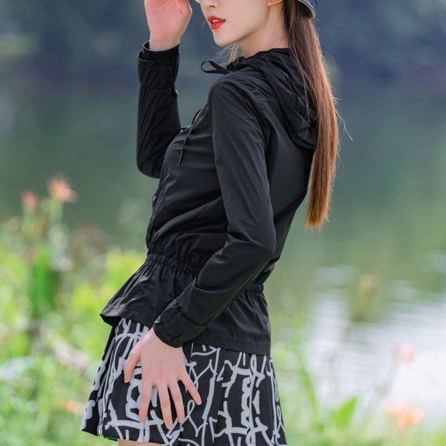 ウインドブレーカー　ジャケット　フード付き