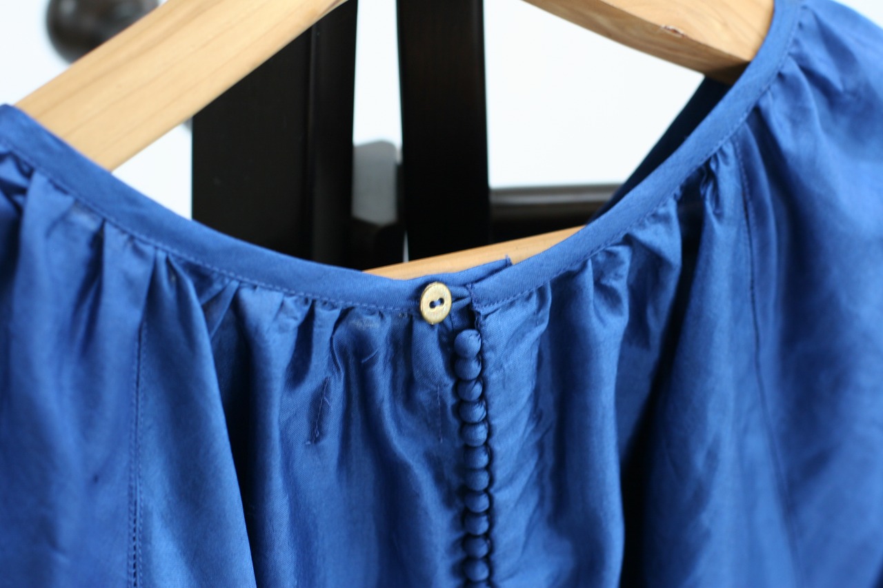 【BUNON】BACK BUTTON BLOUSE / Musk Blue（BN2004）