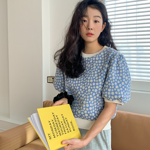 トップス レディース 送料無料 ショート丈 ブルー 水色 青色 パープル 薄紫色 紫色 ブラック 黒色 花柄 小花柄 小柄 フラワー 丸首 ラウンドネック 半袖 五分袖 5分袖 パフスリーブ ランタンスリーブ バルーンスリーブ バブルスリーブ ボリューム袖 体型カバー 二の腕カバー 可愛い かわいい ラフ カジュアル キュート おしゃれ お洒落 こなれ感 抜け感 モテ フリーサイズ ゆったり ゆる リラックス オルチャン 春服 夏服 秋服 10代 20代 30代 デート お出かけ 休日 普段使い 着回し