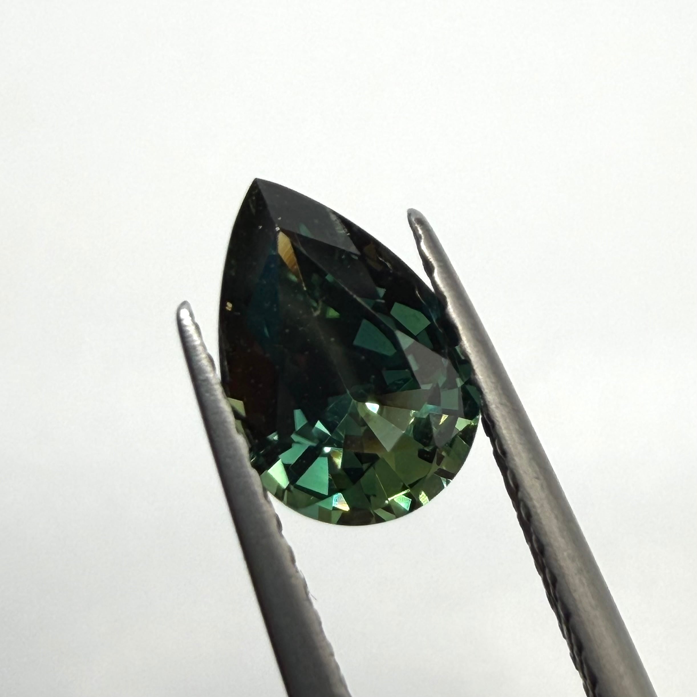 様々な色が見えるティールサファイア