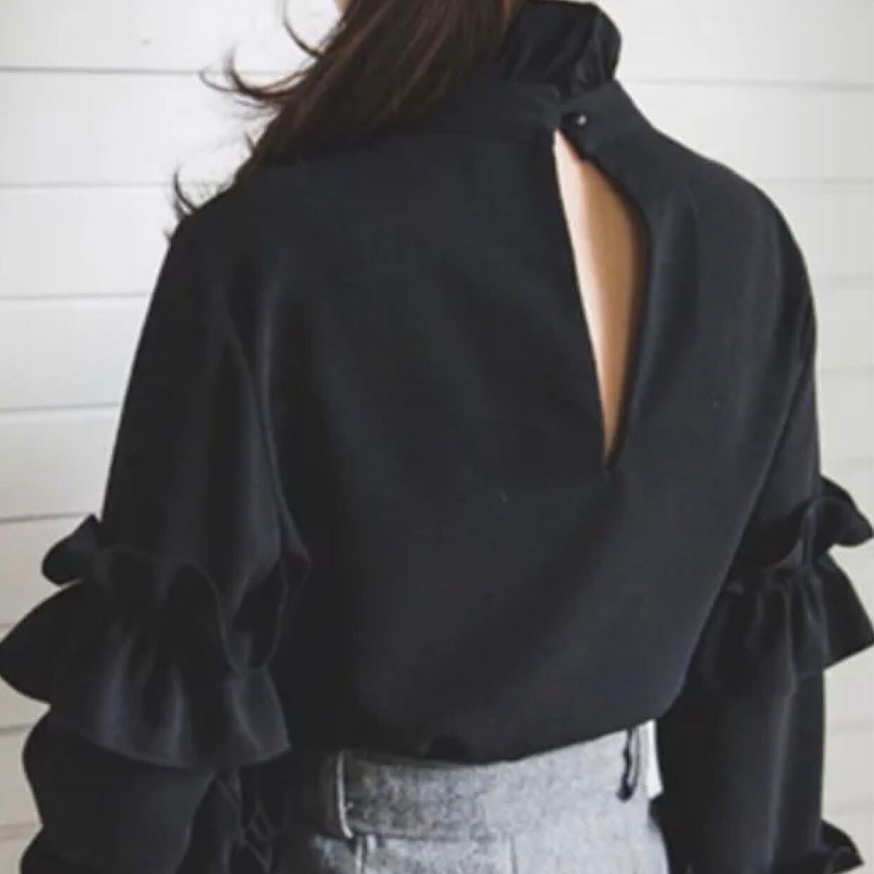 フリルネック 2段フリル袖ブラウス 背中開き | LILIANA