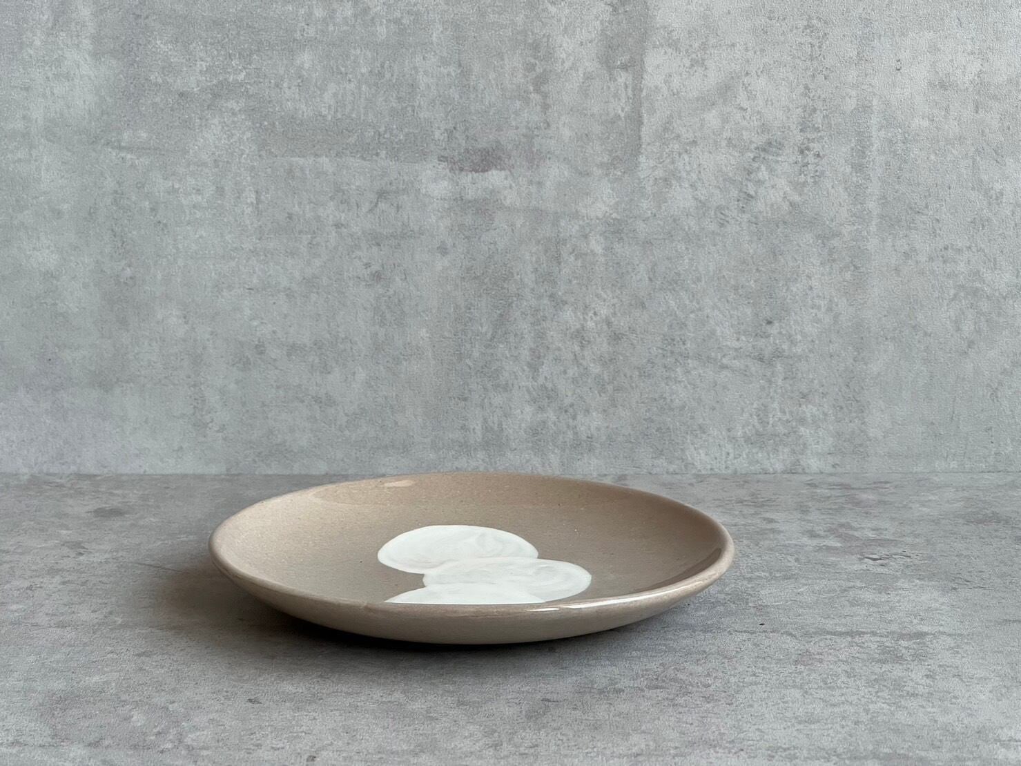 A2343 水玉たまご皿（ベージュ） | KANESAN1893