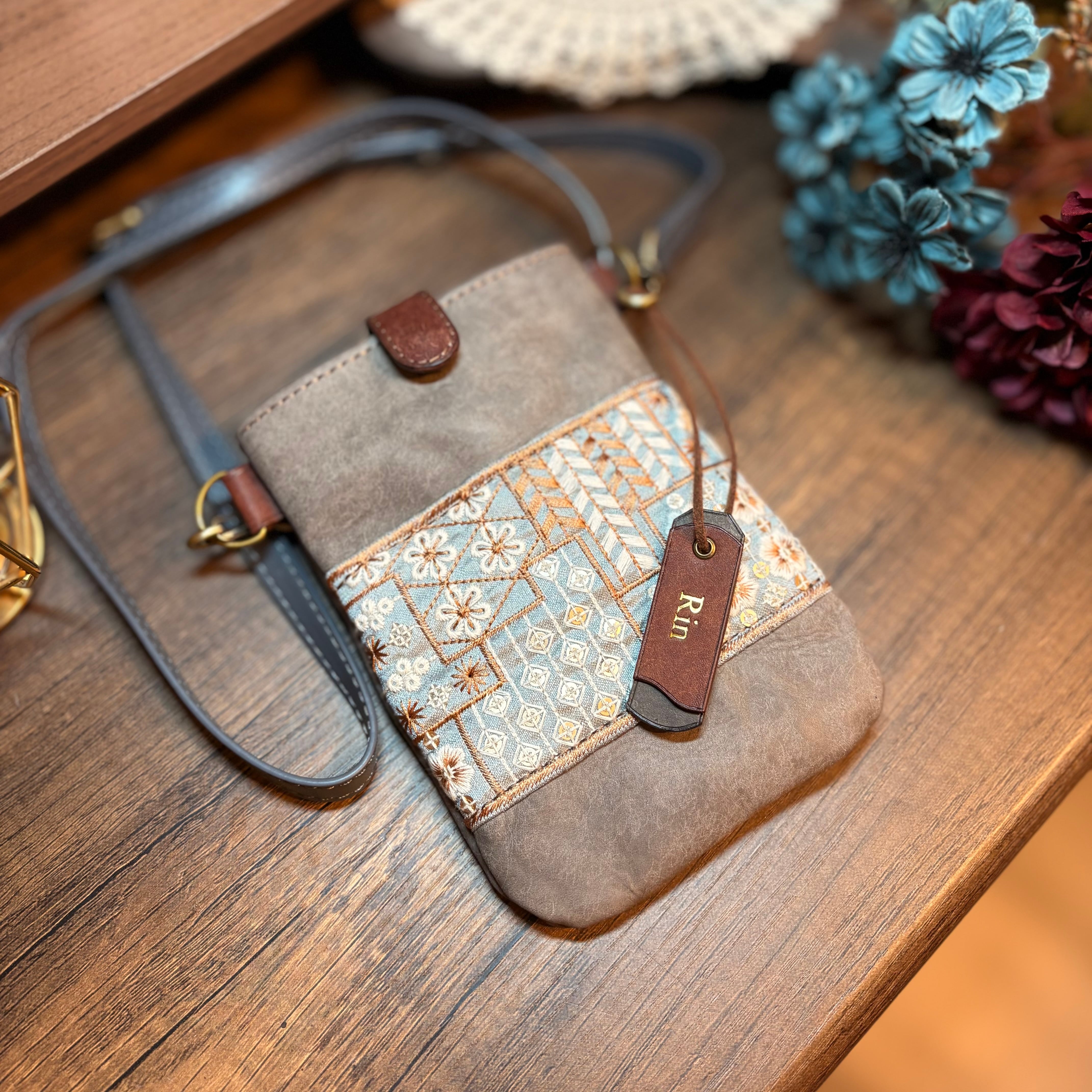 刻印名入れタグ付き】インド刺繍リボンとレザーで作ったスマホ