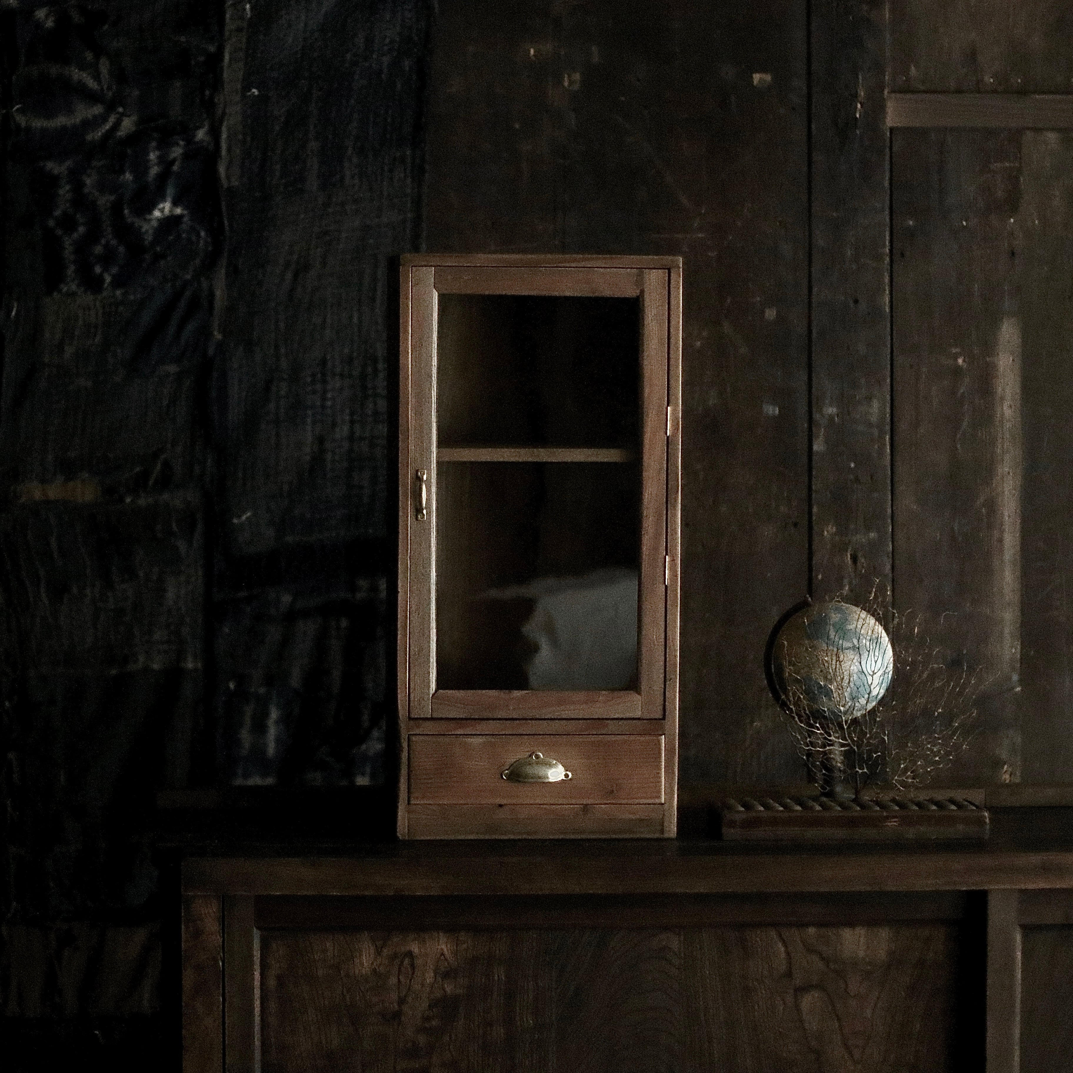 ガラス戸の収納棚《古家具 ショーケース 飾り棚》