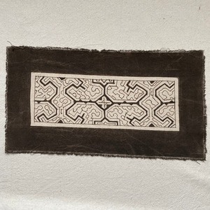 泥染めプレイスマット　16x30cm 白11 南米ペルー　シピボ族の泥染め　プレイスマット　額装
