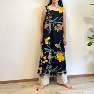 BLACK SLEEVELESS DRESS