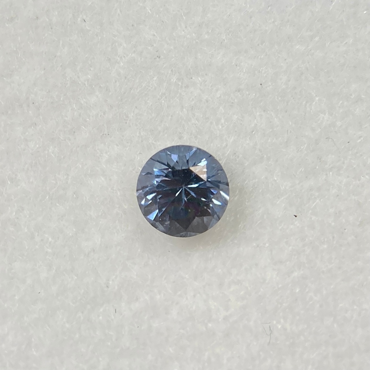 丸いスピネル  約3.3mm*2.4mm r-0459