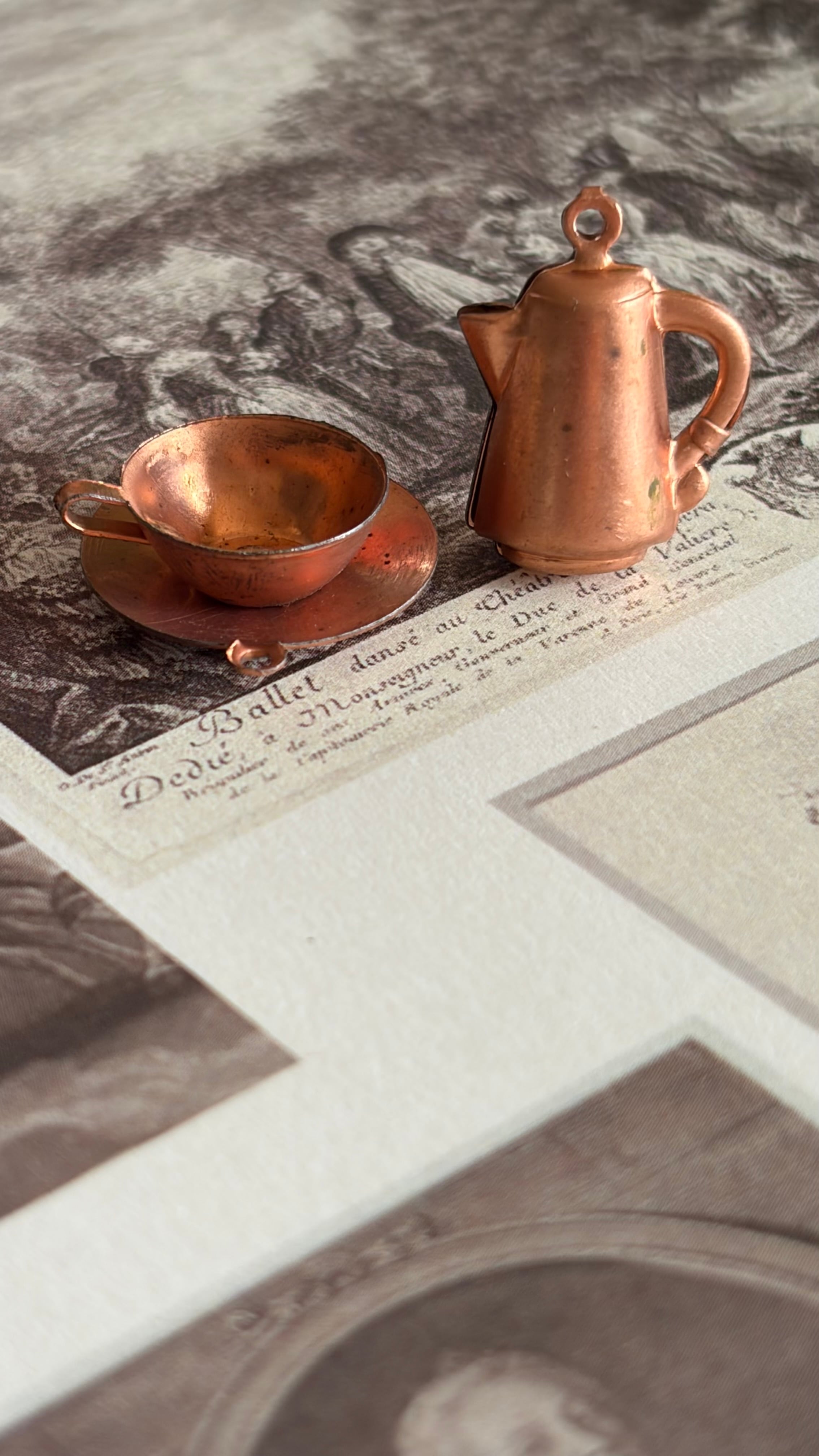 【ヴィンテージ 真鍮 チャーム】 ポットorティーカップ/約2.2cm(フープ込み) どちらか1個 /ハンドメイド用 ネックレストップなど