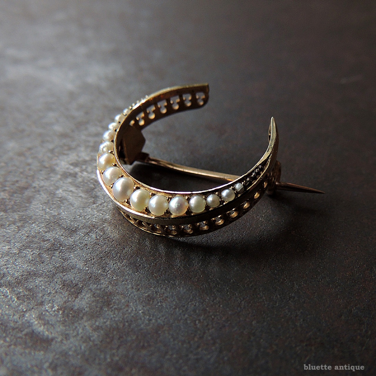 英国アンティークジュエリー 15ctゴールド 真珠 クレセント(三日月)ブローチ(ソーティングメモ付)