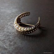 英国アンティークジュエリー 15ctゴールド 真珠 クレセント(三日月)ブローチ(ソーティングメモ付)