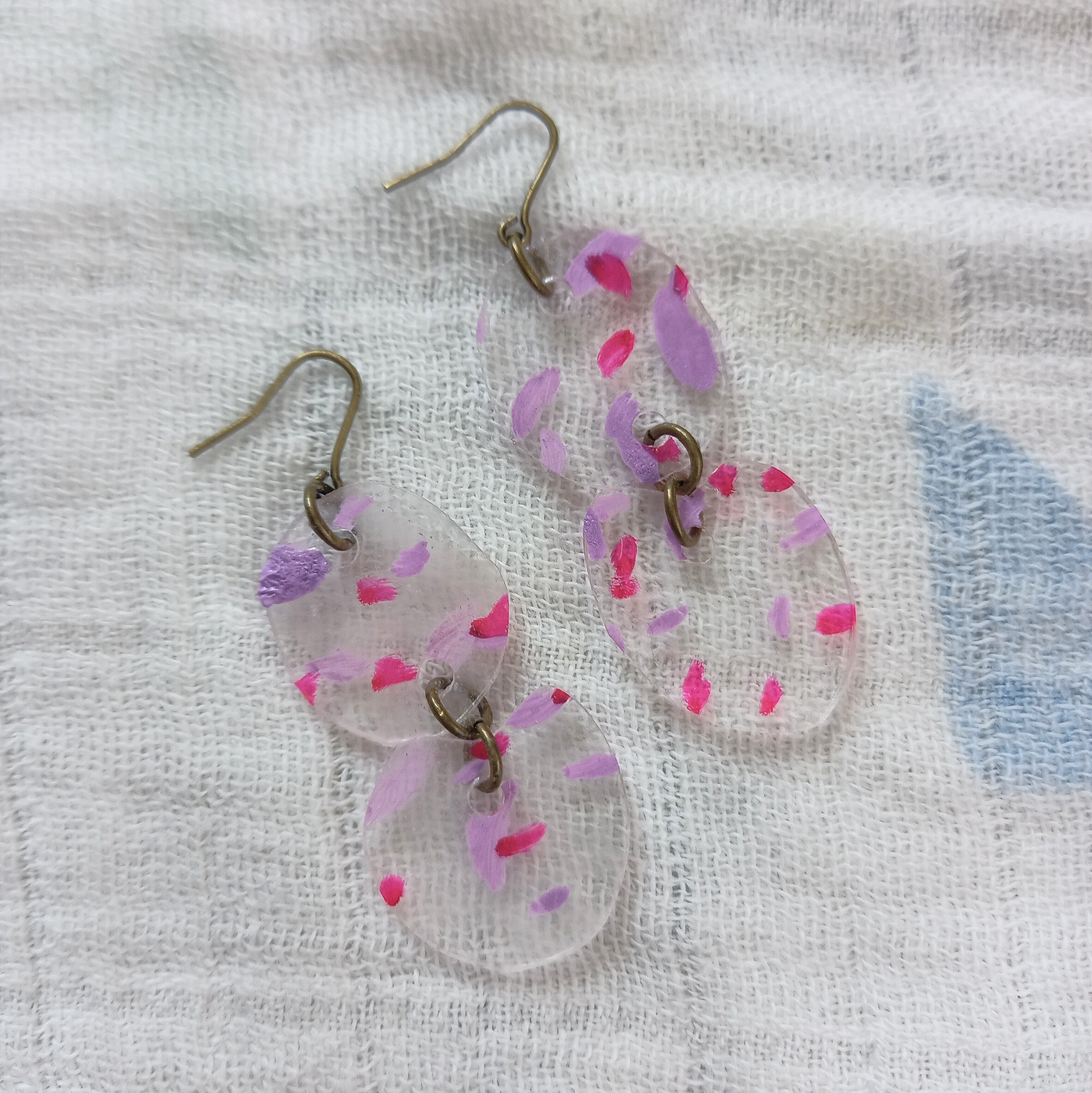 カケラ　揺れる2連ピアス　「花びら」　フックピアス　抽象画