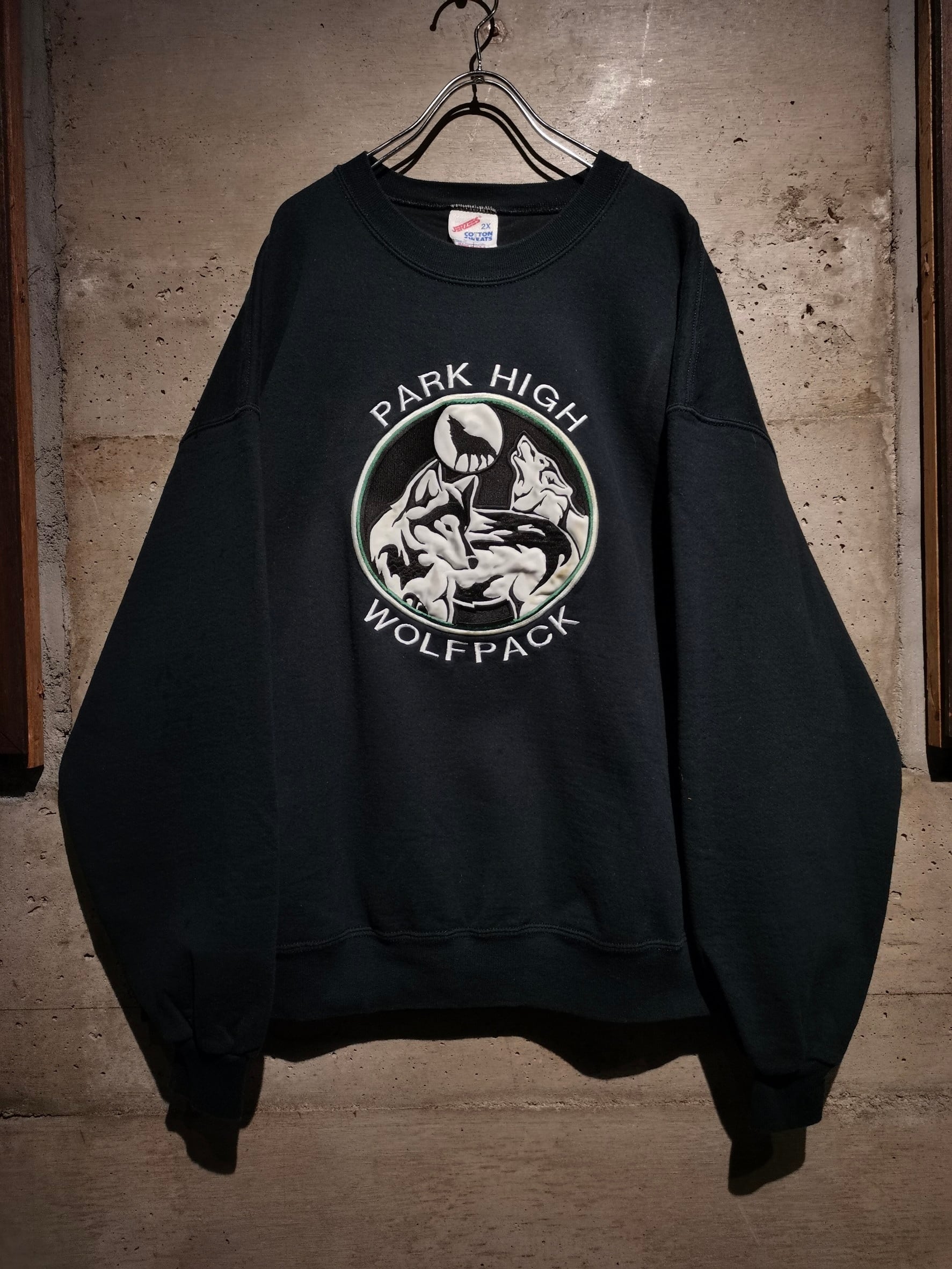 Caka】Wolf Embroidery Design Vintage Loose Sweat Shirts | Caka 