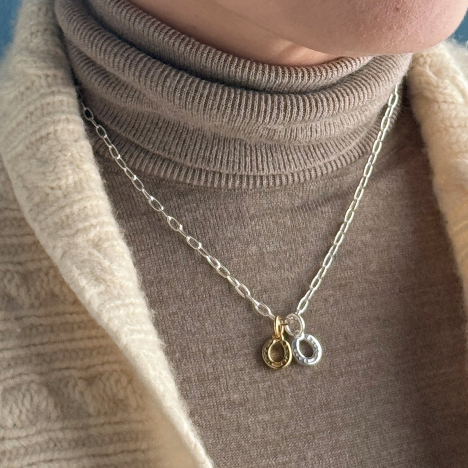 Gold Coating& Silver コンビ 上向き ホースシューペンダント馬 蹄鉄