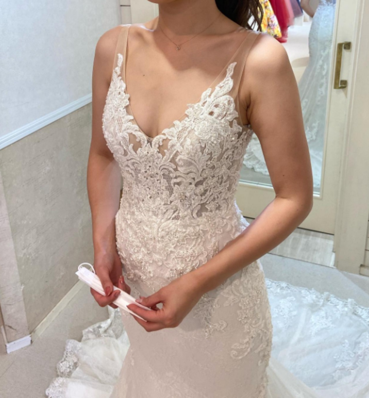 優雅なシルエット ウエディングドレス 花モチーフ エンパイアライン  