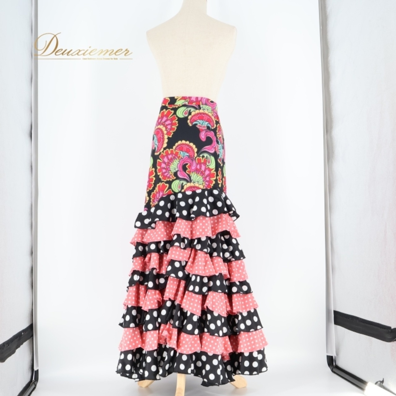 フラメンコ 衣装 ファルダ スカート 黒 ピンク 水玉 ドット 柄 模様 ダンス パーティ 発表会 花柄 フリル ペイズリー Leirena レイリーナ ブラック系 ピンク系 フリルスカート スカートコーデ おしゃれ かわいい 衣装用スカート パーティー衣装 発表会衣装 ダンス衣装 カラフル ステージ衣装 デザインスカート スカー