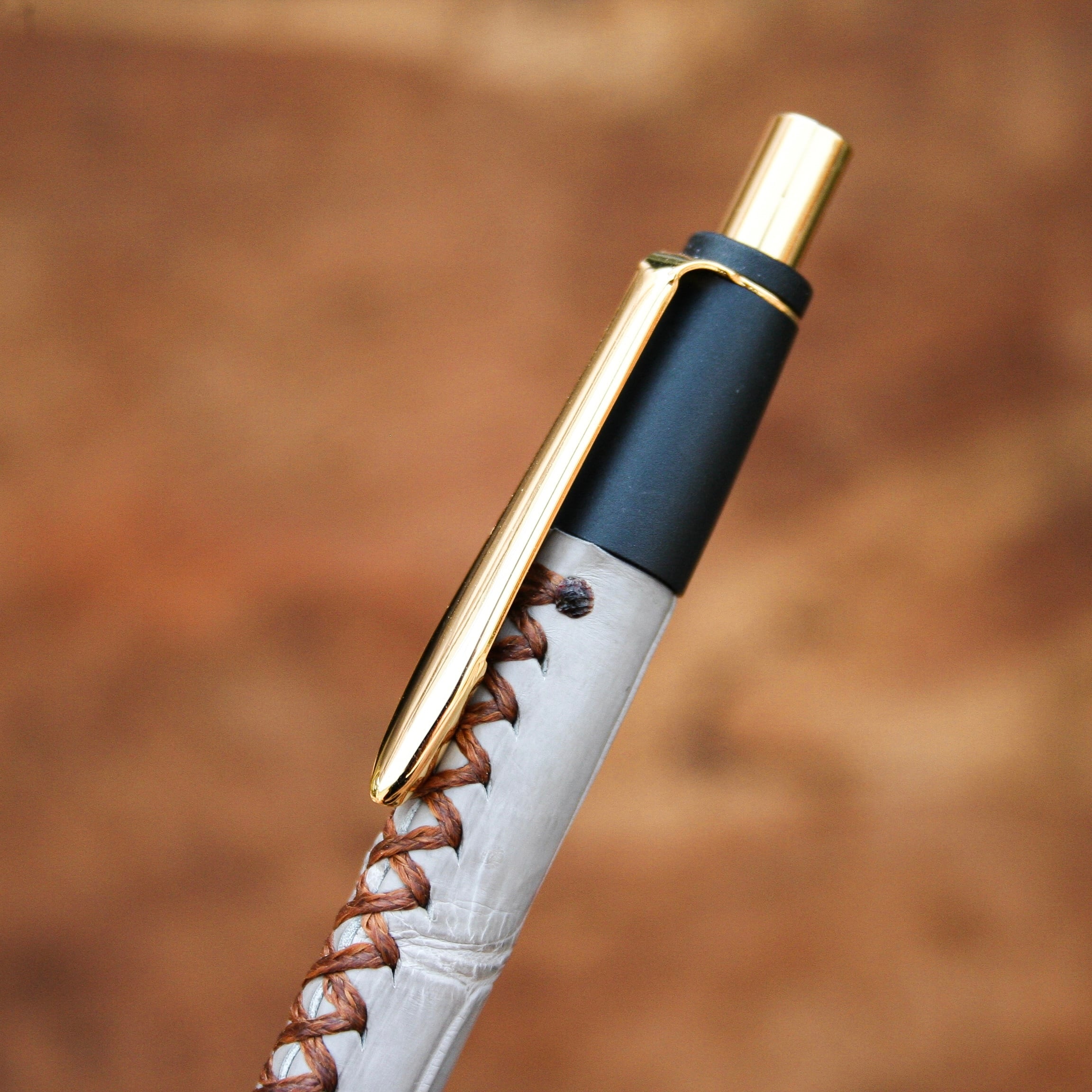 ☆不定期販売☆ 革軸ペン【クロコダイル ストーングレー】 | Schicksal