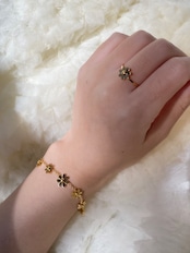 Daisy bracelet