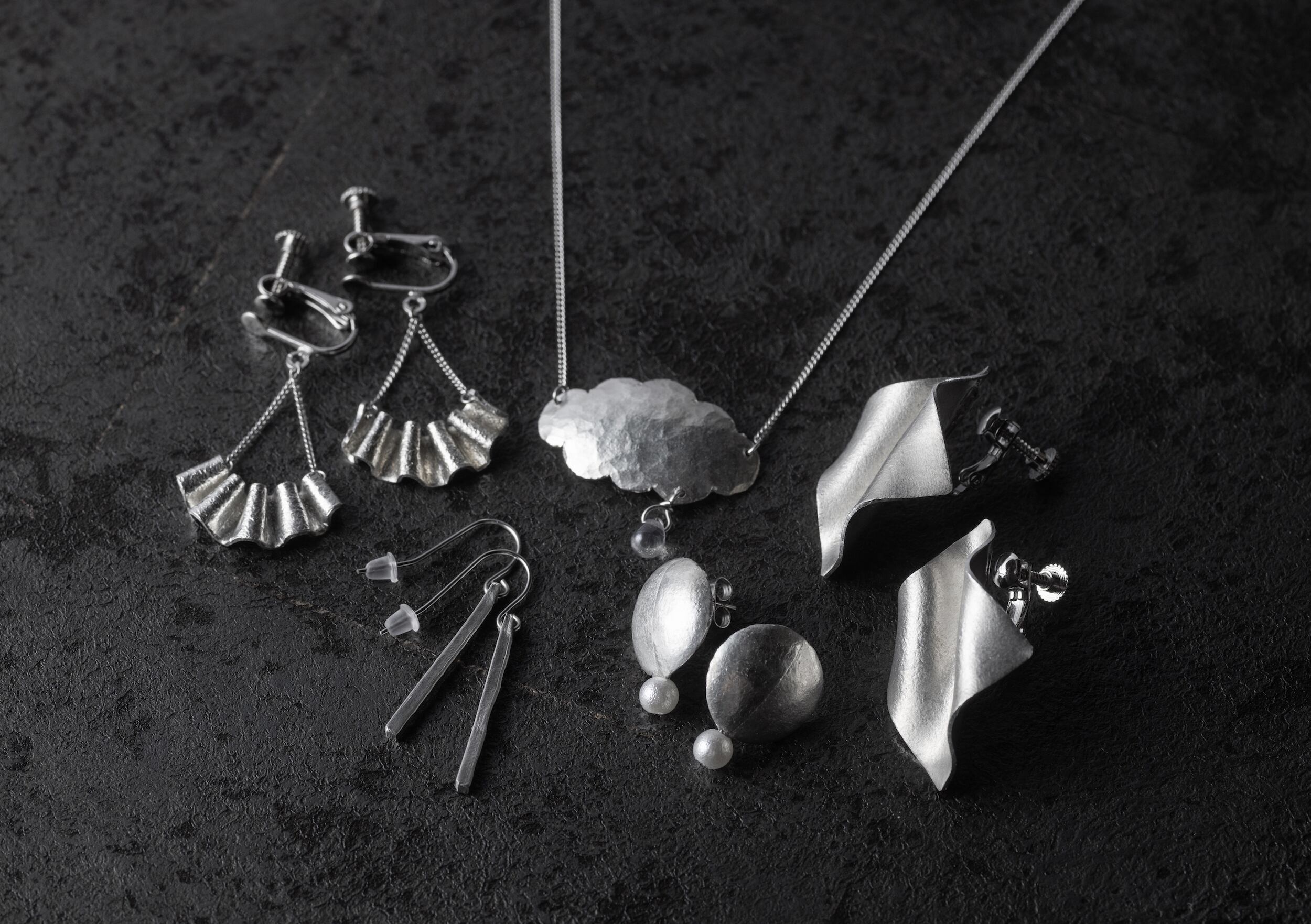 錫 ハーフトーン×コットンパール まるピアス / イヤリング ｜ 大寺