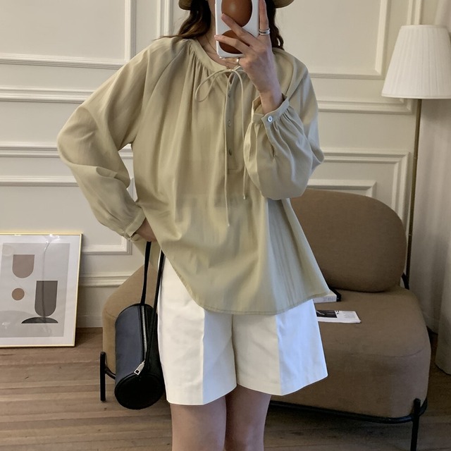 ギャザーブラウス レディース トップス ブラウス ミディアム丈 長袖 パフスリーブ ヘンリーネック 襟なし 首元リボン オーバーサイズ  ルーズフィット 透け感 シェルボタン 薄手 かわいい 大人可愛い きれいめ シンプル カジュアル 上品 おしゃれ こなれ感 キュート ナチュラル 無地 春 夏 ママ マタニティ 女の子 学生 学校 通学 デート お出かけ リゾート 旅行 公園 女子会 休日 バカンス 重ね着 体型カバー 普段使い 着回し レイヤード ゆる フリーサイズ ホワイト ピンク ライトグリーン