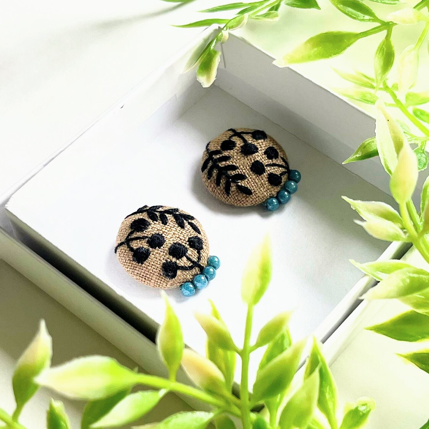北欧風木の実の刺繍ピアス【botanical】#295 | j.couture