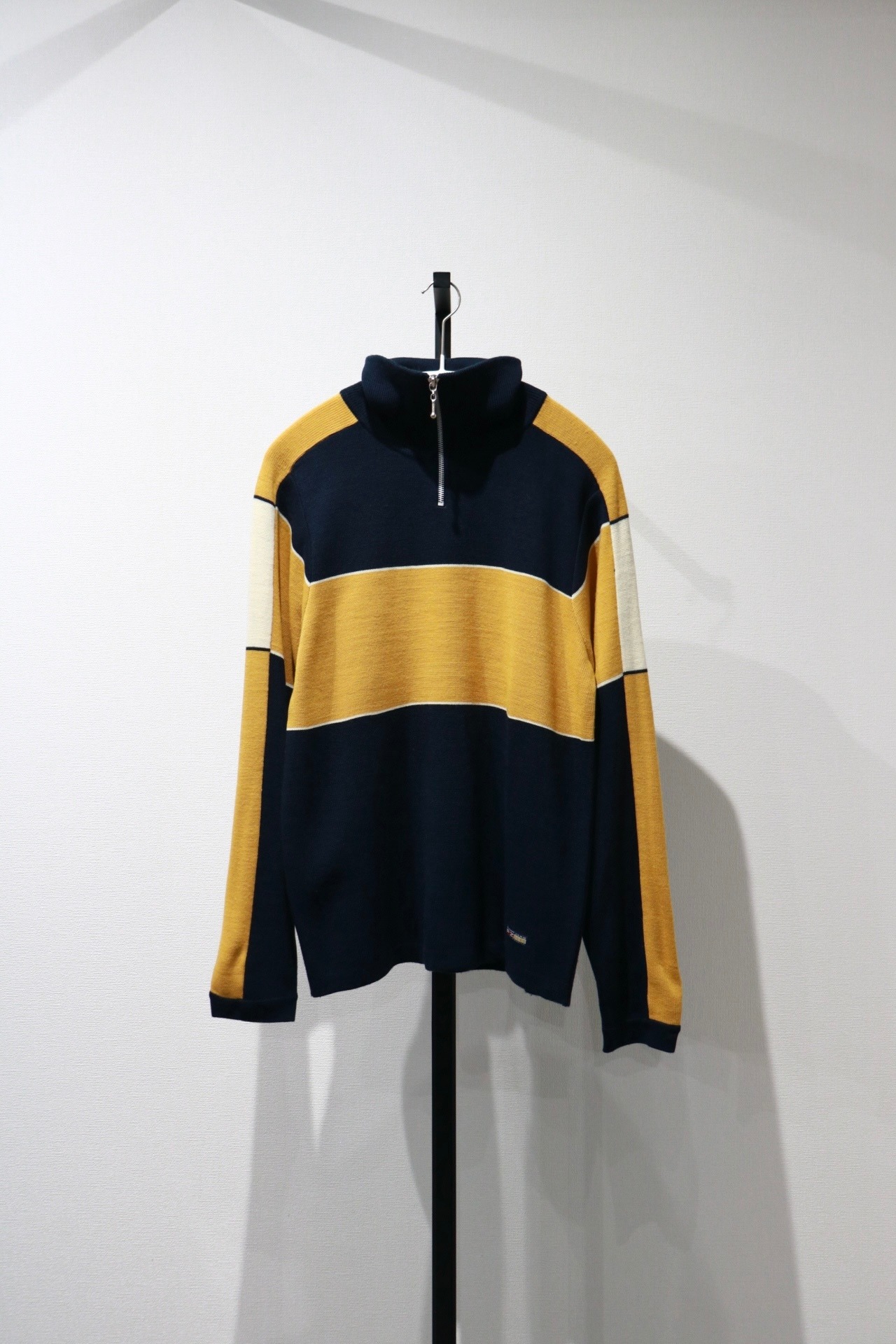 Line design half zip knit sweater