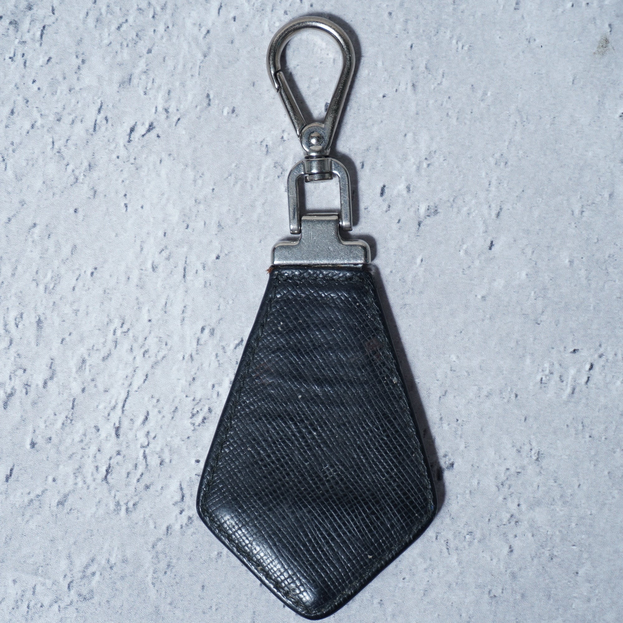 PRADA】プラダ 三角プレートロゴサフィアーノレザーキーホルダー black