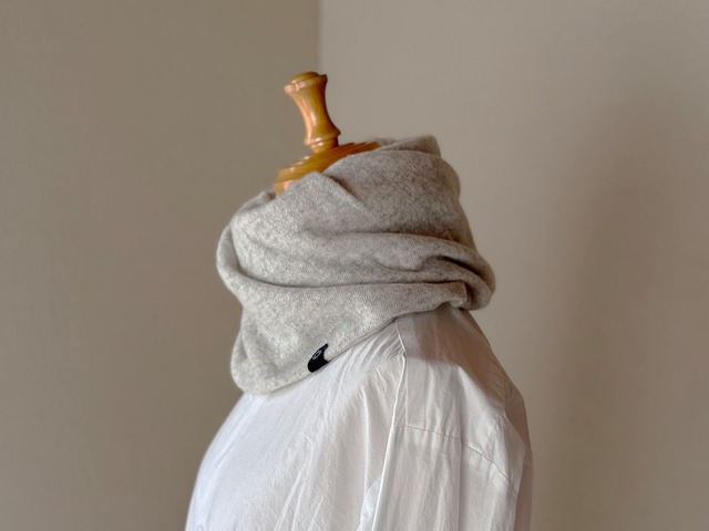 温度を纏う。純カシミヤねじりスヌード ［Basic Design］グレージュ