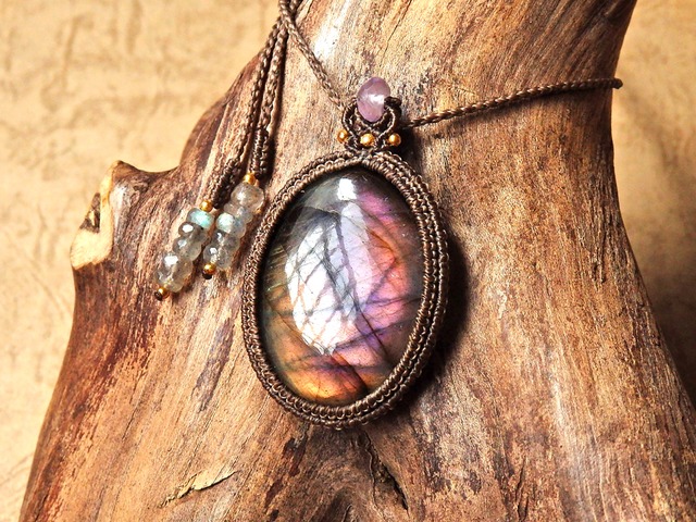 マルチカラーラブラドライト マクラメペンダント