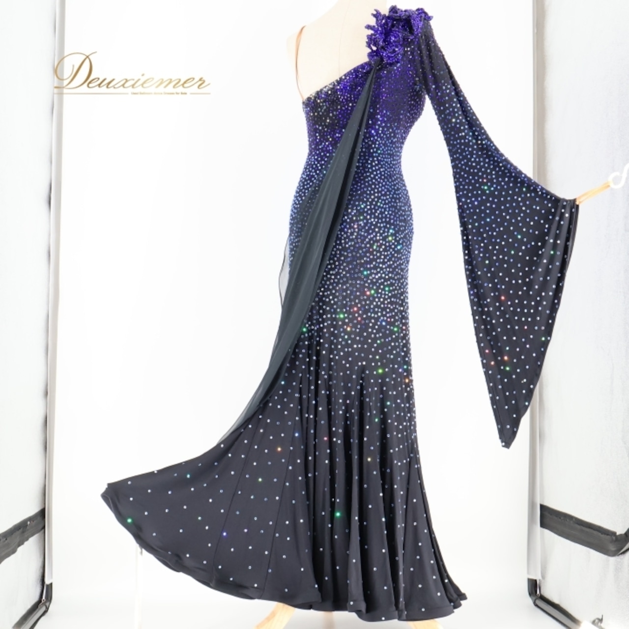 社交ダンス 衣装 スタンダードドレス ワンピース ドレス 黒 青 豪華 ゴージャス デモ 競技 パーティ 発表会 ビジュー フロート レース 高級感 ブラック系 ブルー系 高級ドレス 大人用 ドレスアップ パーティー ビジュー装飾 輝き オシャレ ファッション レディース ドレススタイル エレガント