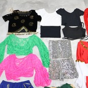 ベリーダンス 衣装 まとめ売り 70点以上 セット トップス スカート ズボン チョリ ピアス ネックレス 黒 白 金 青 上下セット 練習 レッスン アクセサリー パンツ ハーレムパンツ 頭飾り 花 つけまつげ ウィング オリエンタル トライバル