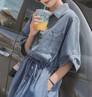 ウエストリボン ミモレ丈 五分袖 デニムワンピース レディース ワンピース シャツ サマーワンピ 膝下 ミモレ 半袖 5分袖 襟付き 角襟 切り替え リボン スリット バックスリット ポケット ハイウエスト ウエストゴム デニム ブルーデニム かわいい 大人可愛い シンプル カジュアル おしゃれ レトロ こなれ感 無地 春 夏 秋 ママ 通勤 学生 学校 通学 デート お出かけ 旅行 公園 女子会 休日 ショッピング カフェ 重ね着 楽ちん 体型カバー 脚長 普段使い 着回し S M L ゆったり ブルー