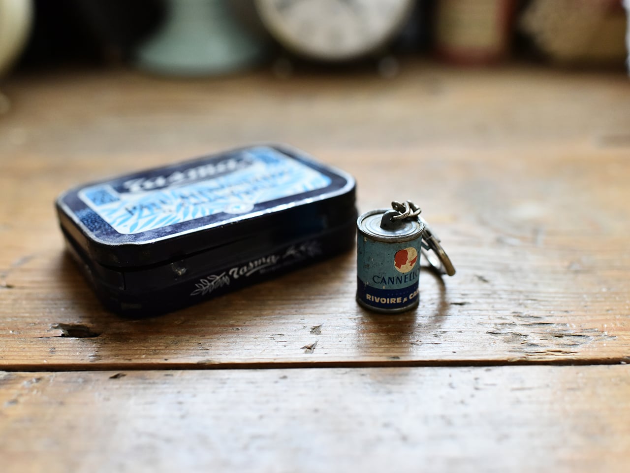 ＜セット商品＞仏語の文字が入った小さなTin缶とキーホルダー フレンチブロカント