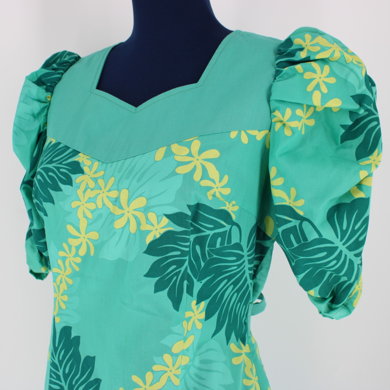 【美品 フラダンス衣装】グリーン MAHALO マハロ ワンピース ドレス ティアレ柄 緑 イエロー 黄 リボン 半袖 アロハ かわいい