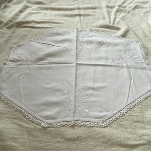 白地に白の刺繍布