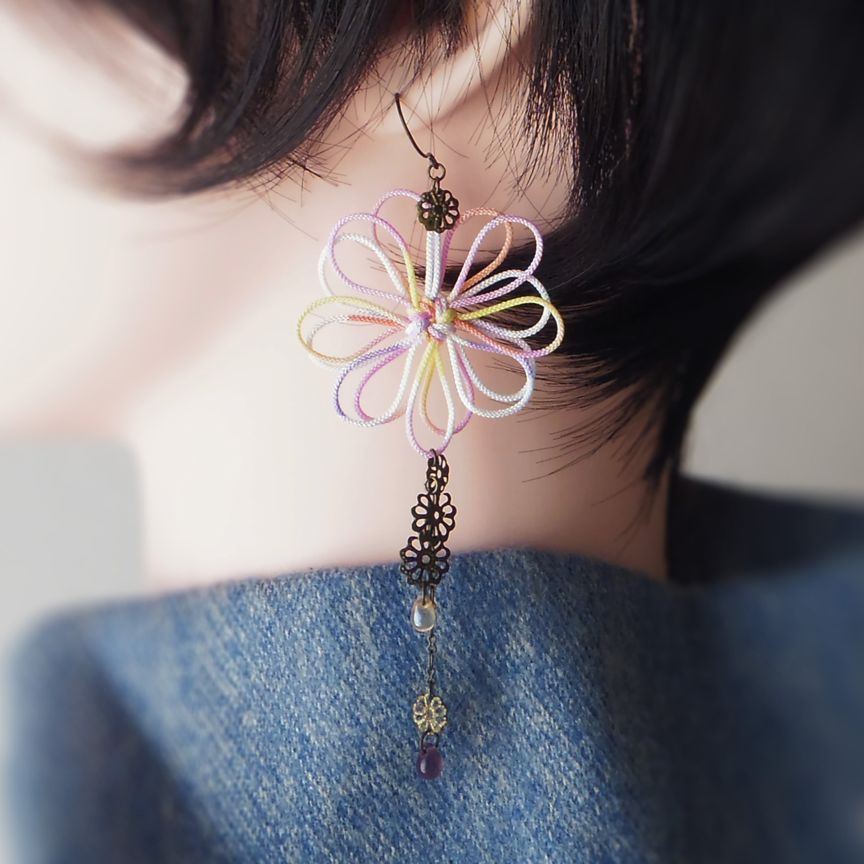 *お花と掛結びのピアス*【No.304】 かたっぽピアス「胸ニ響ク」 | 手染め紐の飾り結びの花咲く軽量ピアス