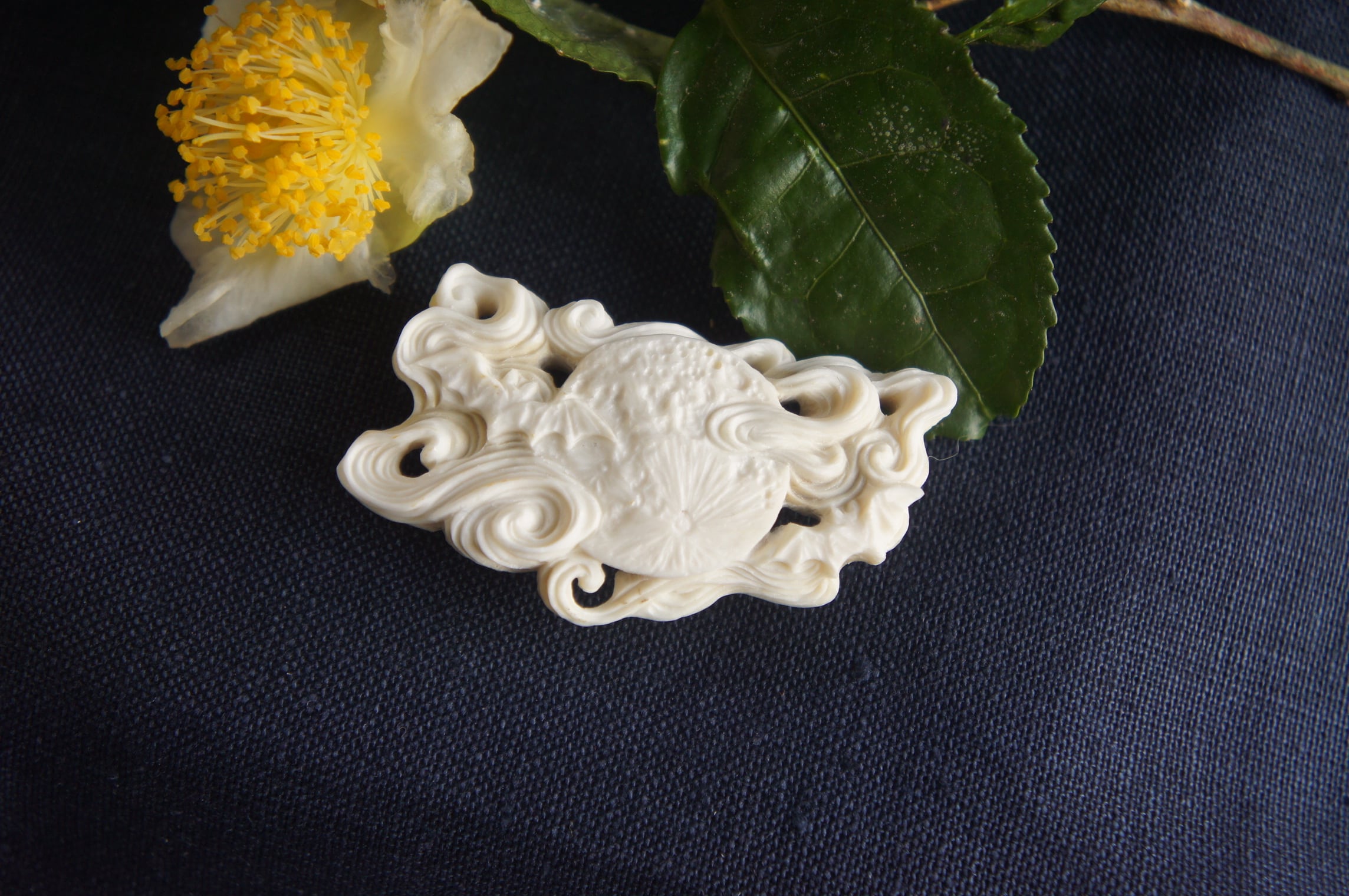 【品種　日本鹿の角】手彫り帯留め ⭐️花園の白兎⭐️　⭐️☆匿名☆ 品種 日本鹿の角】手彫り帯留め ⭐️花園の白兎 匿名☆ - その他最 安 価格