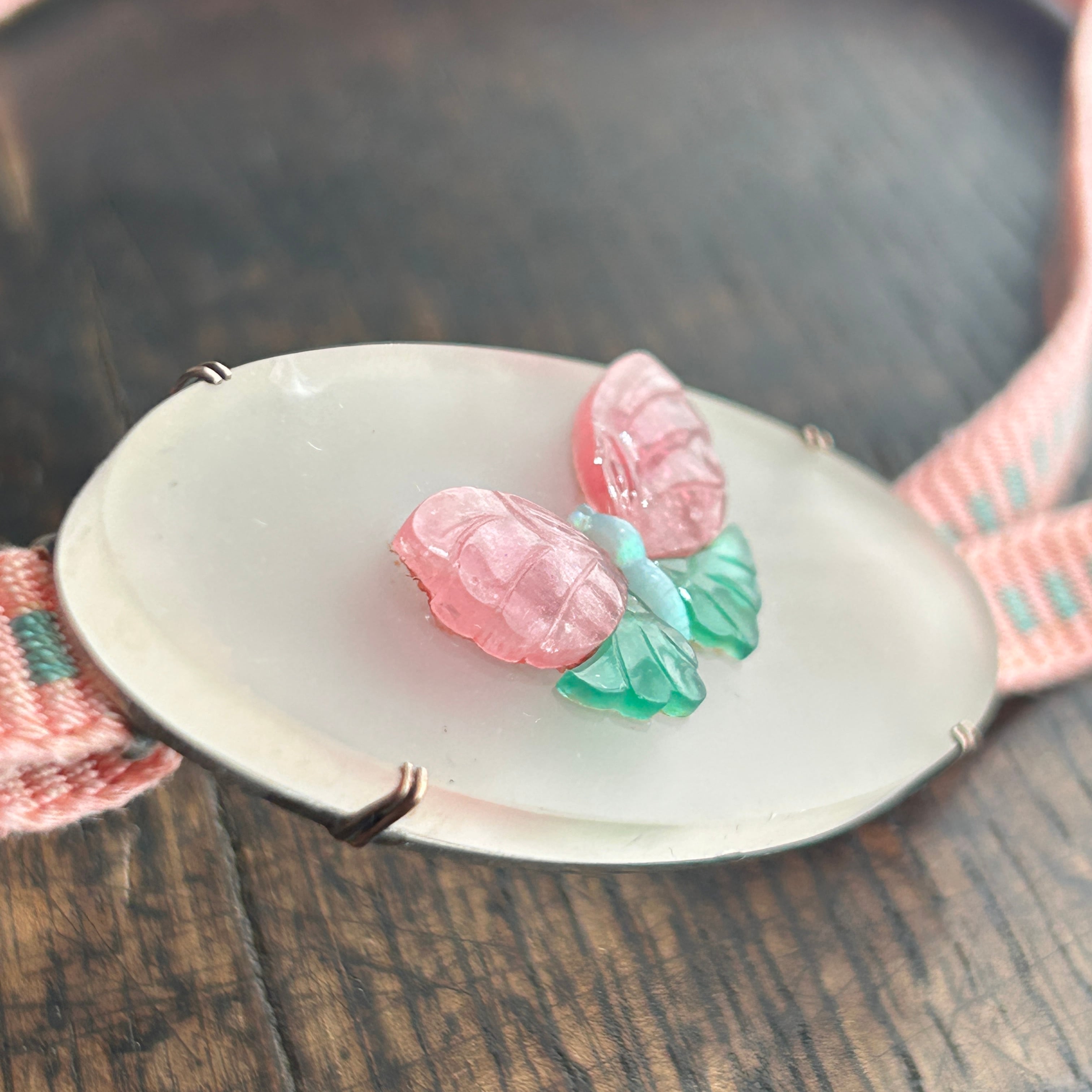 アンティーク　フロスト水晶に蝶の帯留め　難あり現状