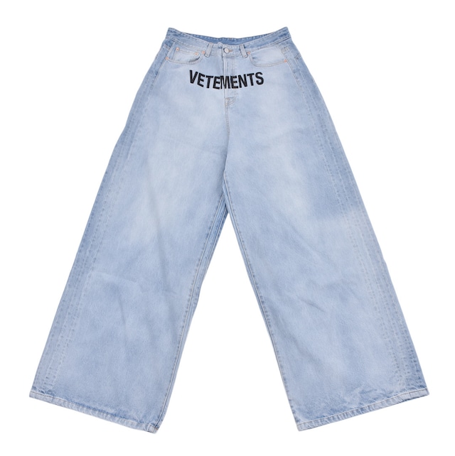 【VETEMENTS】EMBROIDERED LOGO BAGGY JEANS(LIGHT BLUE)