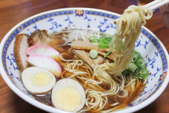 くらしき夜警ラーメン（５食入り、ストレートスープ、自家製チャーシュー、メンマ）付き