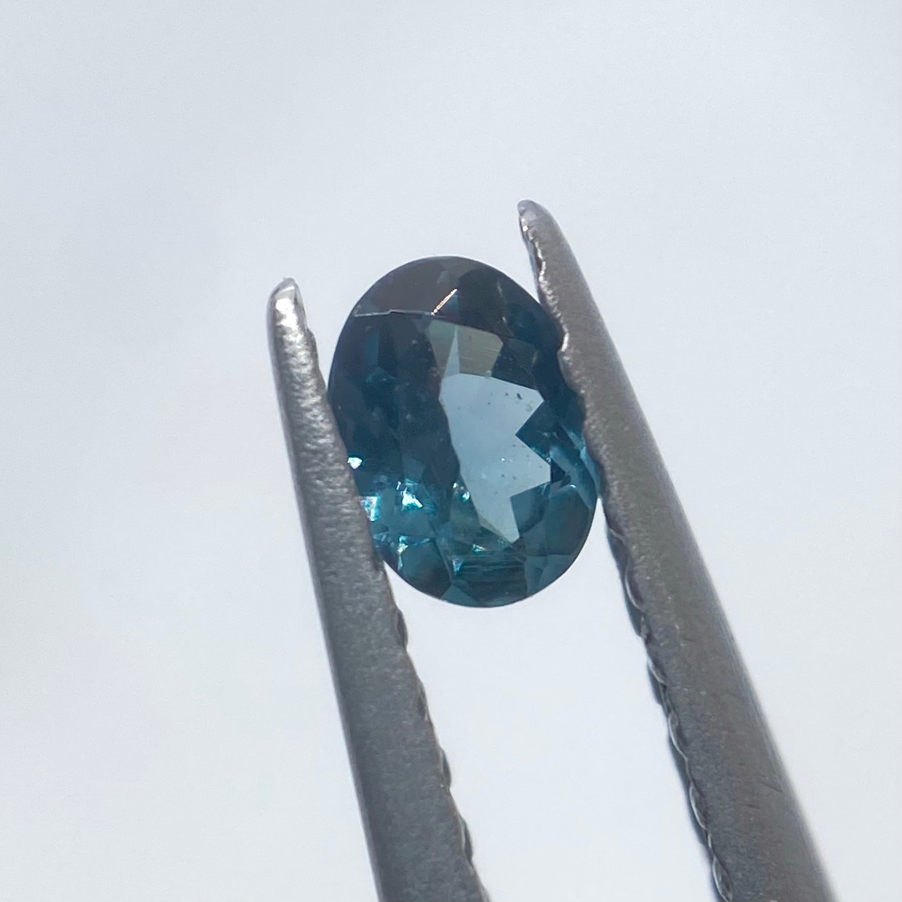 魅惑的な変色ベキリーブルーガーネット