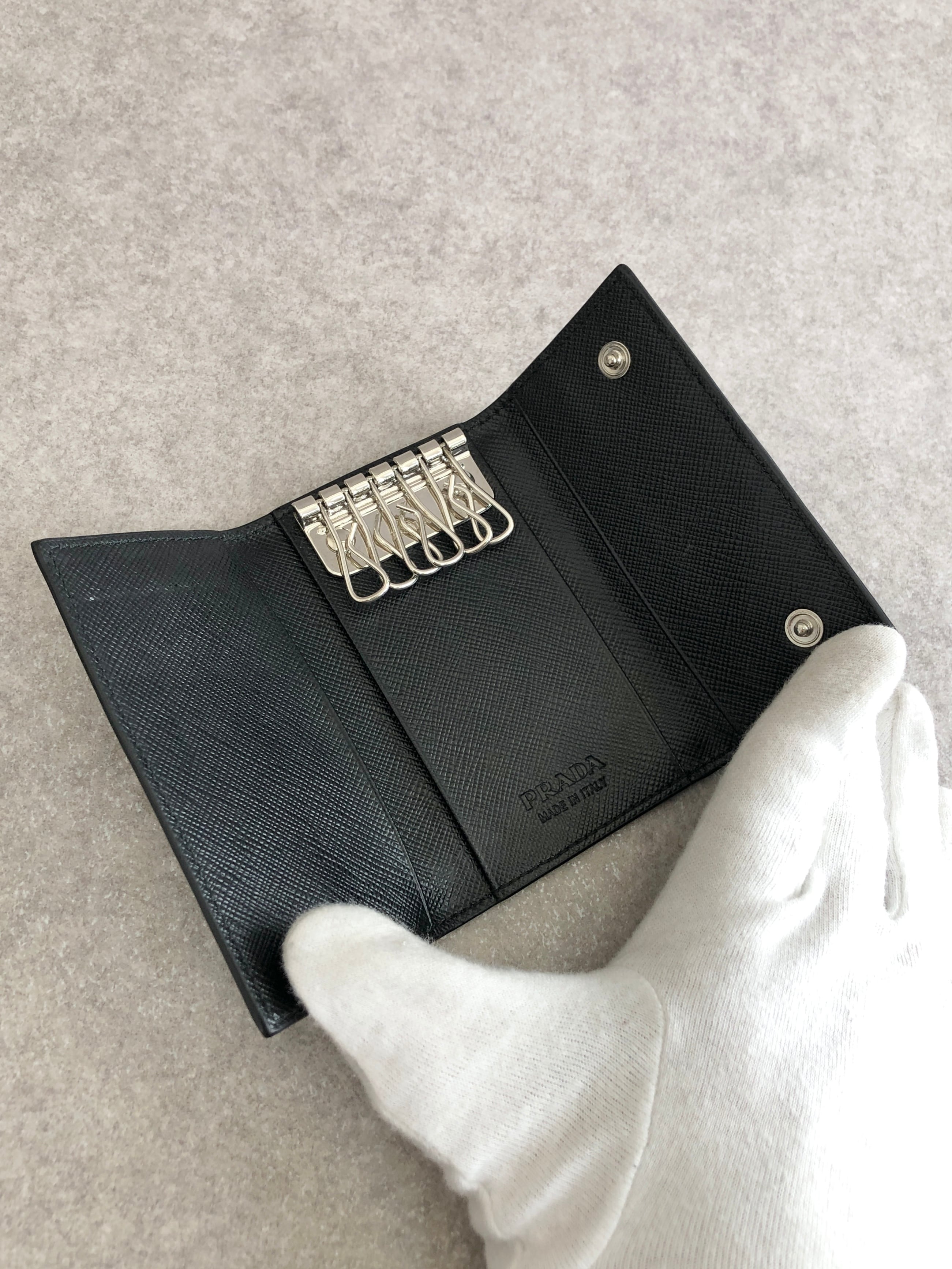 【美品】PRADA プラダ サフィアーノレザー 6連キーケース 鍵入れ ブラック PRADA（プラダ） サフィアーノレザー キーケース レディース メンズ 6