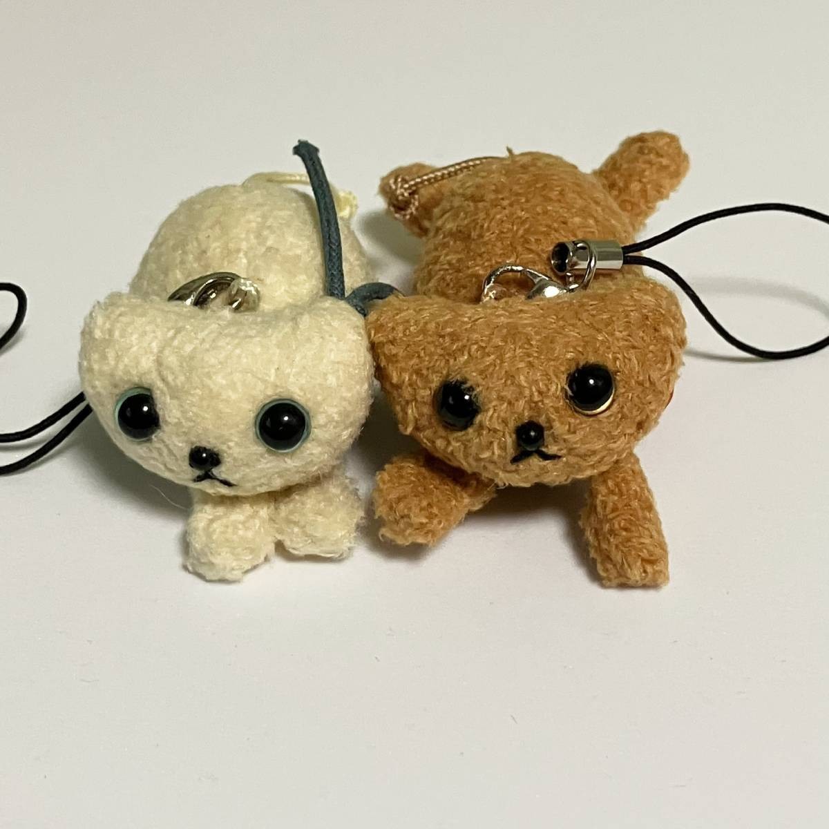 セット商品】ネコ ふきふきストラップ☆茶猫＆白猫 | きつねの雑貨屋