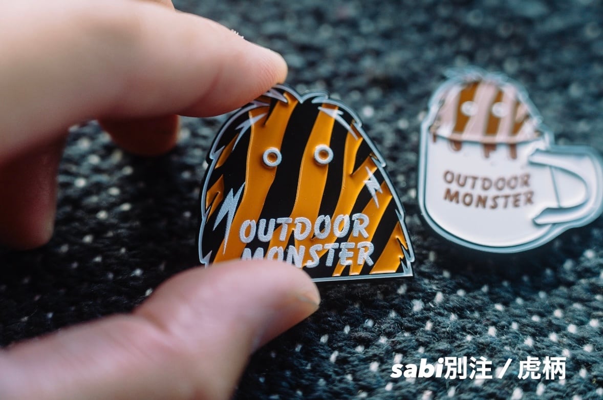 OUTDOOR MONSTER アウトドアモンスター sabi別注 ピンバッヂ | Natural